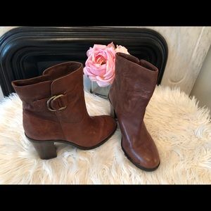 Banana Republic/Brown Leather Booties